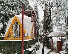 武當(dāng)小院雪中的星空帳篷